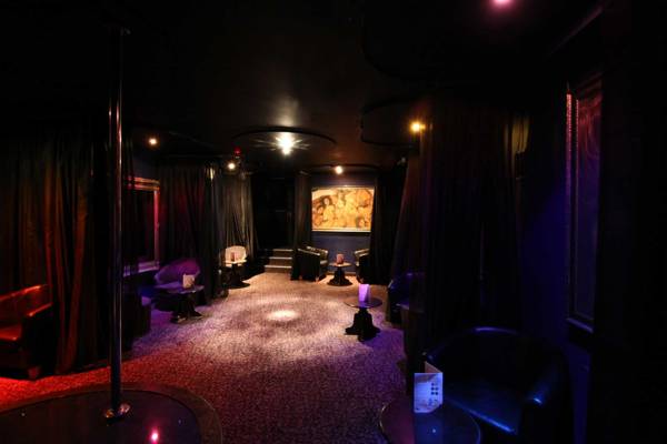 For Your Eyes Only (Cardiff, Royaume Uni)