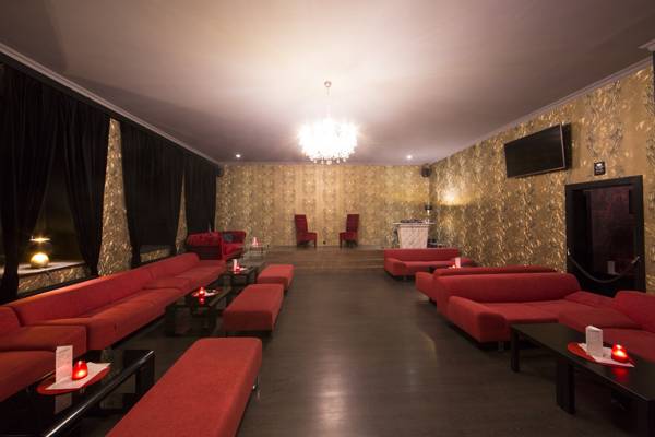 La Madame, Klub Jen Pro Ženy (Prague, Tchéquie)